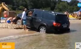  Джипът на плажа карал бързо, заседнал за секунди 