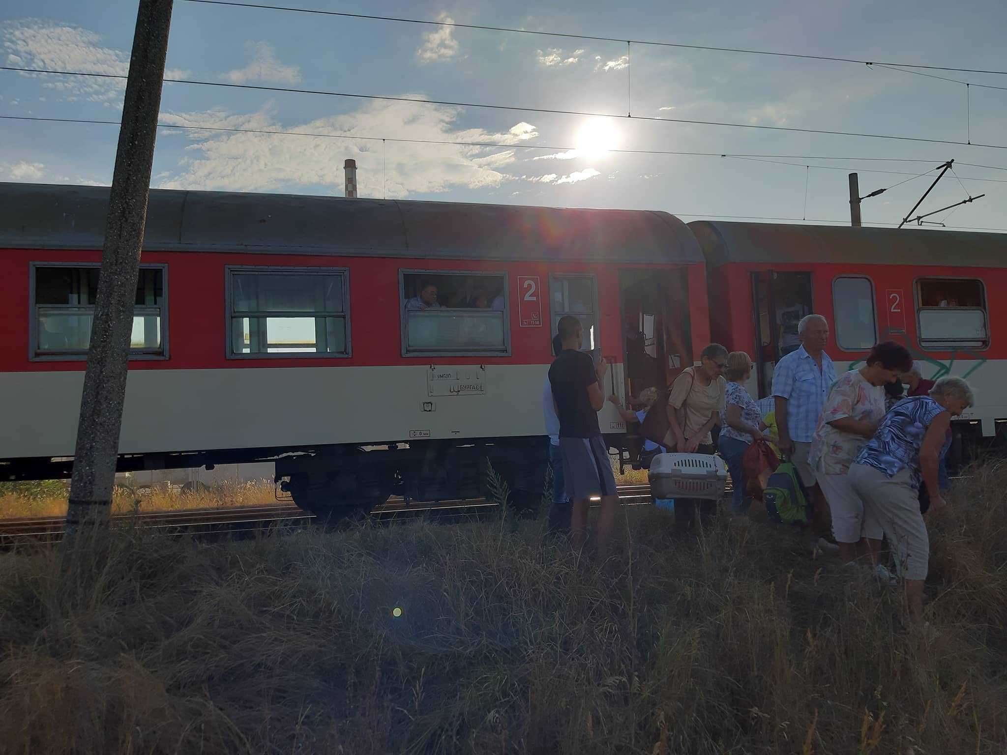 Движението на бързия влак Ямбол – Бургас бе спряно днес заради задимяване. Инцидентът е станал в участъка между гарите "Дружба" и "Долно езеро" в посока Бургас.