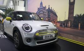  MINI Cooper SE залага на познатия дизайн. Отпред липсва обичайна радиаторна решетка, а откъм гърба е изменена бронята, защото в нея не е имало потребност да се инсталират ауспуси. Жълтото също издава принадлежността на модела, а най-характерен е дизайнът на джантите. 