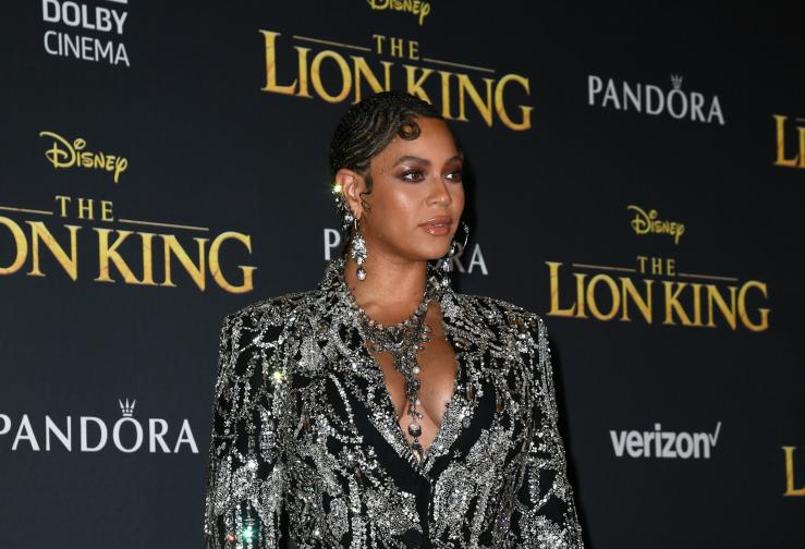  <br> Прическата на Бионсе пък припомня доста на настоящите фризури през 20-те години на XX в. 37-носителка на 