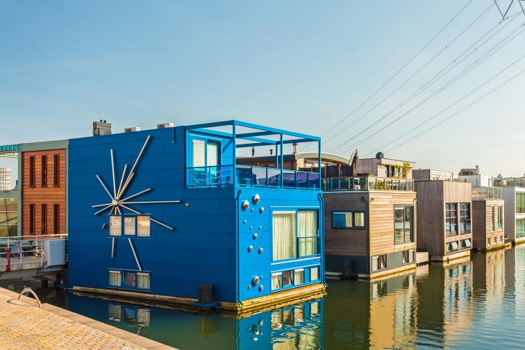  <br> В Амстердам стартират да се появяват къщички, които са издигнати върху водата. Стремежът е непосредственост до природата, само че и справяне с все по-малкото жилищно пространство в градовете. <br> 