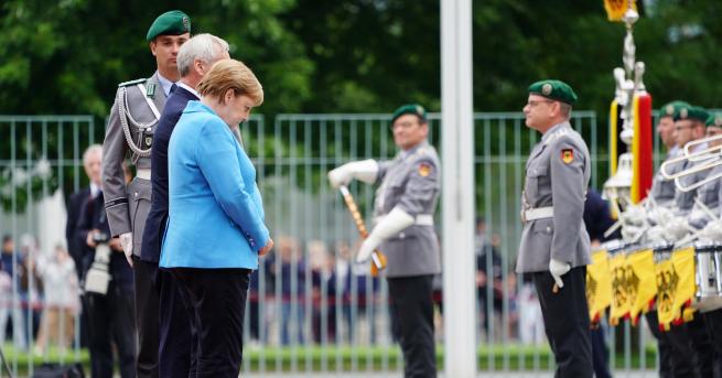 Свят Меркел пак трепери неконтролируемо Тялото на канцлера на Германия