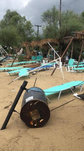  Силна стихия в Халкидики, шестима починали. Силният вятър изкоренил дървета и отнесъл покриви. Плажовете са с разхвърляни чадъри. 
