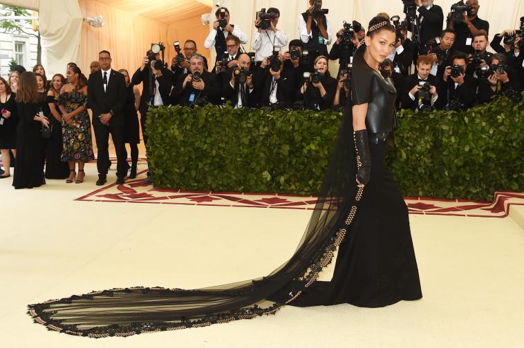  <br> Бела Хадид е привикнала да носи разнообразни и ексцентрични облекла. Воалът й към роклята от миналогодишната Мет церемония обаче предизвикал също главоболие на моделката, която се е движела също много мъчно. Воалът тежал близо 5 кг. <br> 