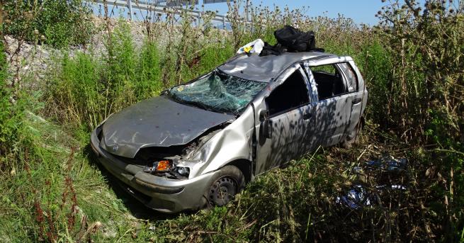 България Кола излетя от АМ Струма трима в болница Инцидентът