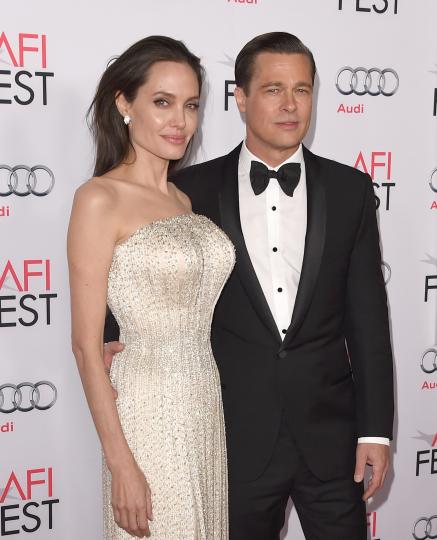 <p><b>Анджелина Джоли и Брад Пит</b></p>

<p>Сватбата на холивудската двойка се състоя през 2014 година в тесен кръг, където присъстваха и шестте им деца.&nbsp; Но през 2016 актрисата подаде молба за развод, поради &bdquo;непреодолими различия&ldquo;.</p>