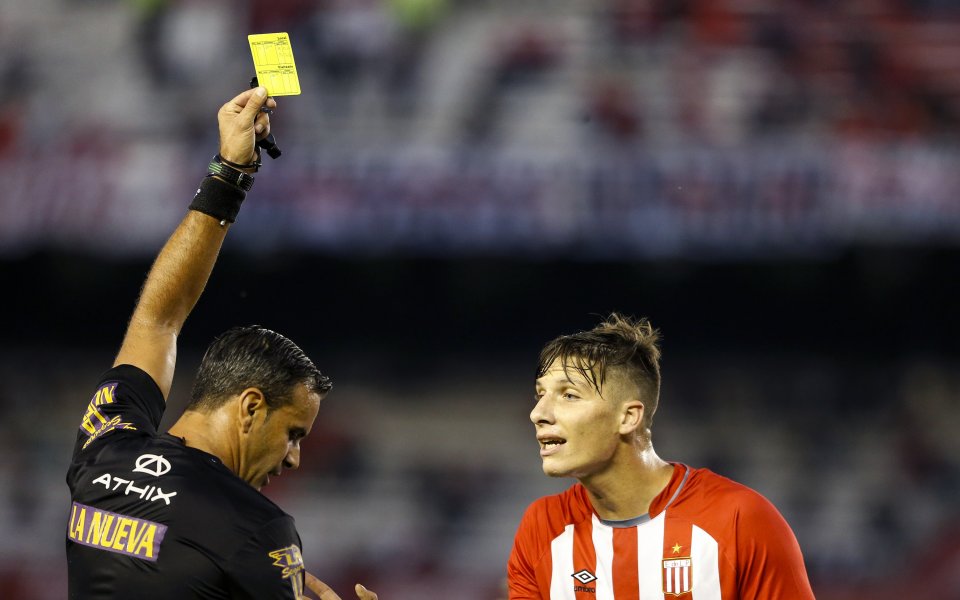 Защитникът на Естудиантес де Ла Плата Гастон Кампи ще продължи