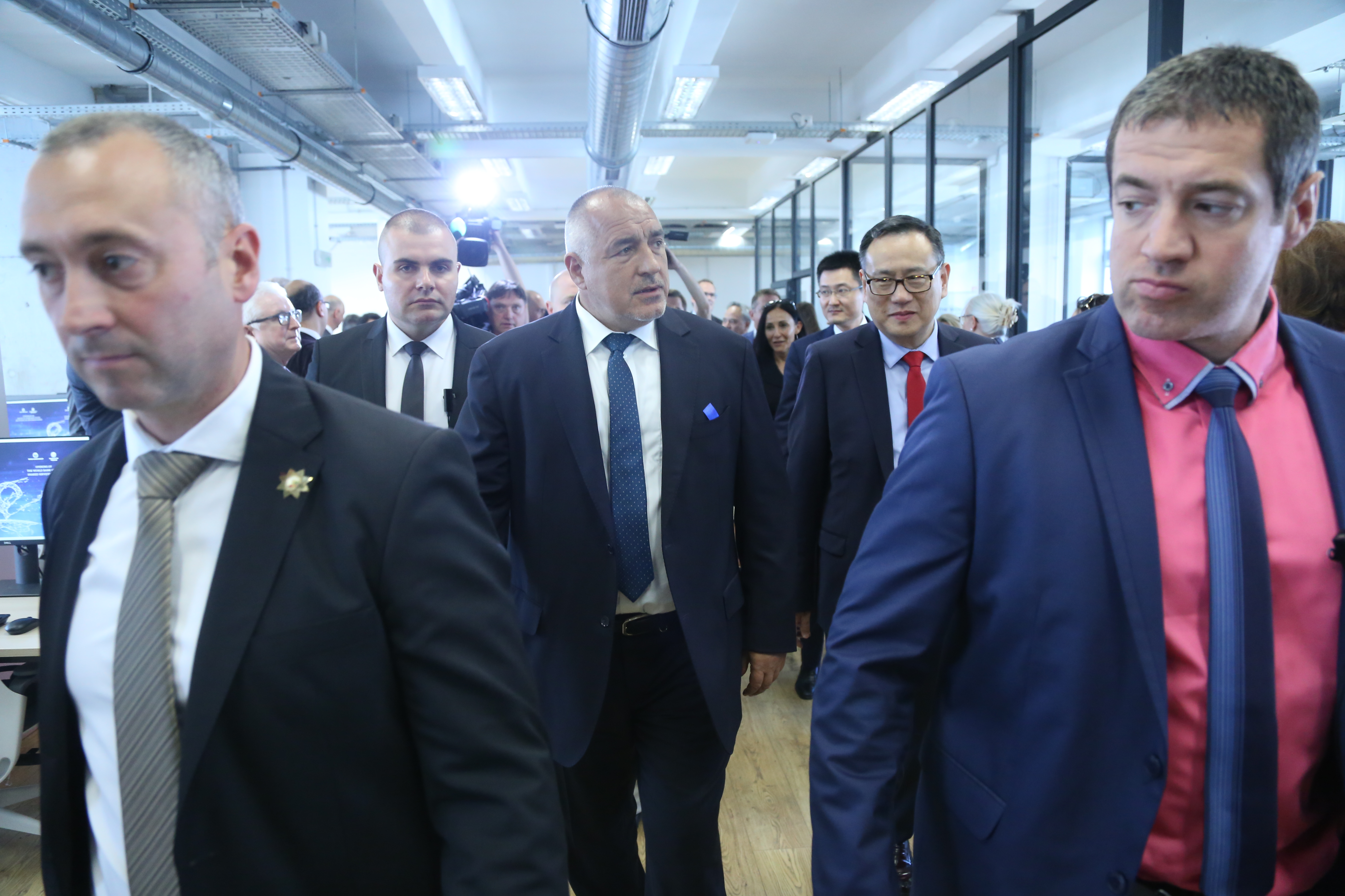 Премиерът присъства на откриването на Логистичния център на Световната банка за споделени услуги, в който ще работят над 300 квалифицирани специалисти. Гост беше управляващият и административен директор на Групата на Световната банка Шаолин Янг.