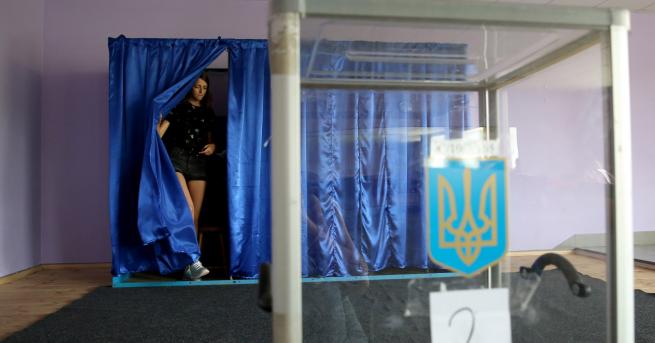Свят Започнаха предсрочните парламентарни избори в Украйна В изборите няма