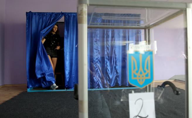 Започнаха предсрочните парламентарни избори в Украйна