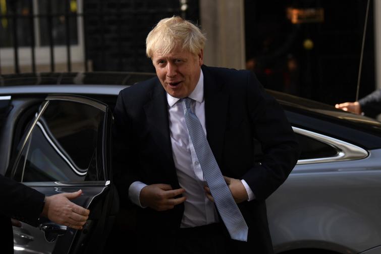  Това стана малко след идването му в Бъкингамския замък за визита при кралица Елизабет Втора. На нея той бе претрупан със задачата да образува ново държавно управление. По-късно денем последваха оставки и нови назначения в новото английско държавно управление. 