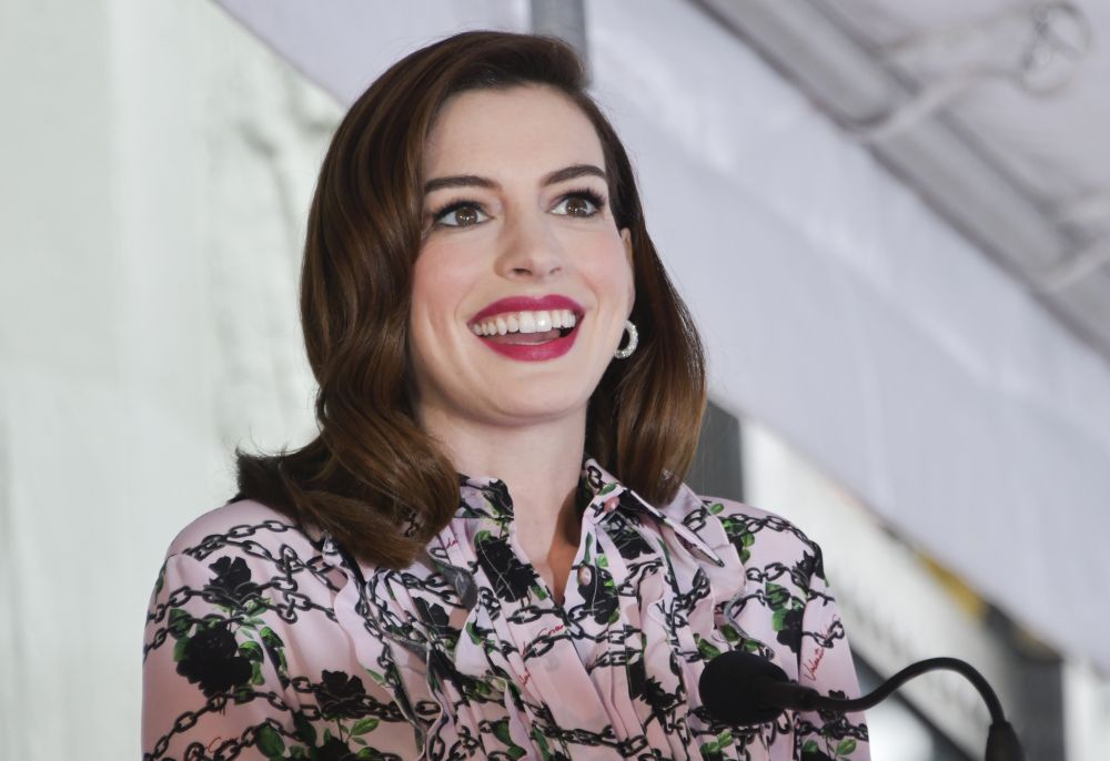 Ан Хатауей дебютира като поп звезда: Чуйте първата песен от новия ѝ филм „Майка Мери“