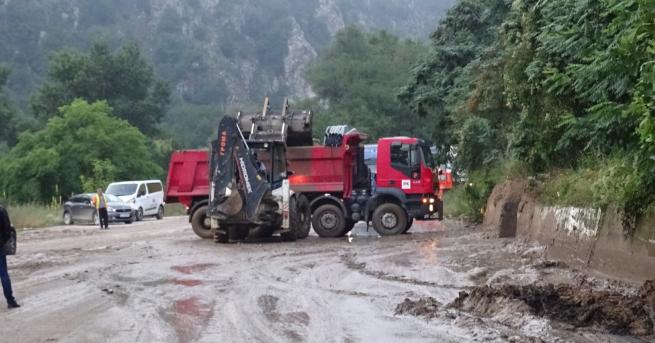 България Кално свлачище затрупа част от пътя в Кресненското дефиле