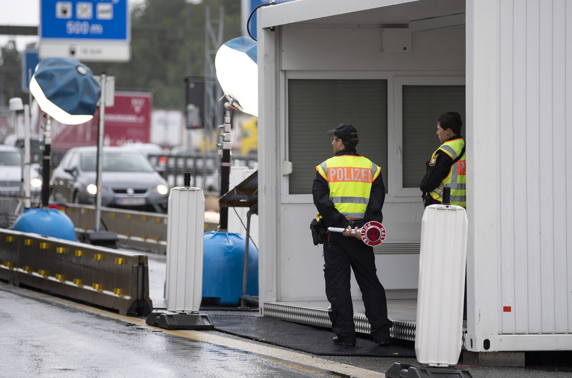 <p>Мярката за затваряне на определен брой второстепенни пътища най-вече в района на Инсбрук, столицата на Тирол, беше въведена през последния уикенд на юни и ще бъде в сила до средата на септември.</p>

<p>&nbsp;</p>