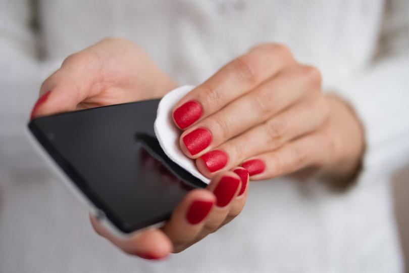<p>Чистете екрана на телефона си - доказано е, че върху него има ужасно много бактерии, които в допир с нежната кожа на бузите, създава проблеми.</p>