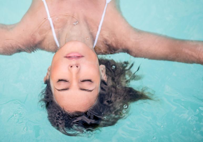 <p>Слагайте крем на лицето си преди да плувате в басейн - така ще се предпазите от изсушаване и от всички химикали, сложени във водата.</p>
