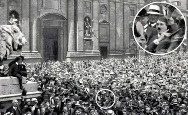  1914: Манифестация на Одеонсплац в Мюнхен 