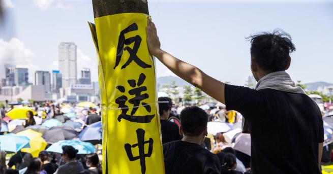 Свят Мащабен протест блокира Хонконг Десетки отменени полети сълзотворен газ