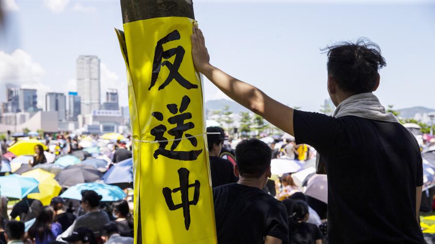 Мащабен протест блокира Хонконг