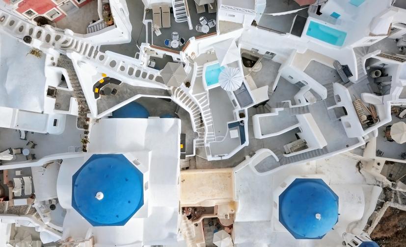  <br> Санторини - райско кътче, откъдето всеки един същински travel инфлуенсър желае да разгласява фотография в Инстаграм. Гръцкият остров е прочут като едно от най-романтичните места в света &ndash; красиви плажове, кристални води и вдъхновяващи залези. Убедете се сами, като разгледате нашата изложба. <br> 