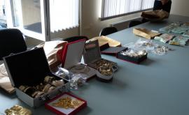  Хванаха ало лъжец и фамилията му - пари, бижута, коли 