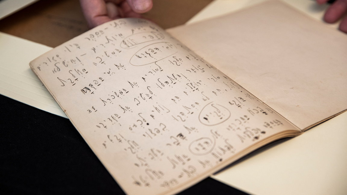 <p>Малко преди смъртта си през 1924 г. Кафка моли приятеля си и събрат по перо да изгори всичките му ръкописи. Брод не само че не го прави, а публикува творбите на Кафка, които бързо му носят световна слава, макар и посмъртно.</p>