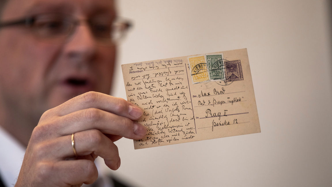 <p>Уредник и архивист на Националната библиотека на Израел, показва последната партида от документи на Макс Брод и Франц Кафка след десетилетия на съхранение в швейцарски трезори, по време на пресконференция в Националната библиотека на Израел в Йерусалим, Израел.</p>
