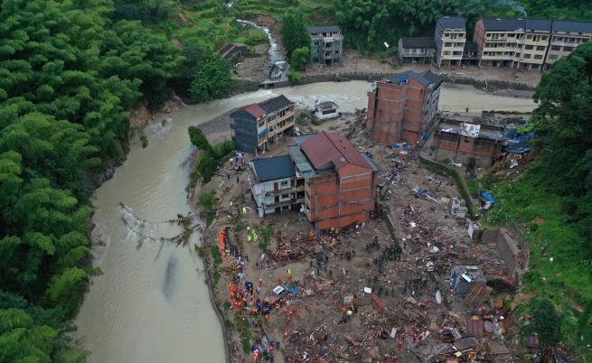  Китай, ураган, свлачище 