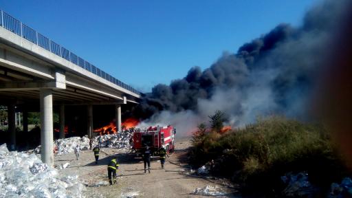  Нов пожар пламна край Дупница. Гори гората над тунела на основен път Е-79. Пламъците бушуват на към 100 метра над самия тунел. 