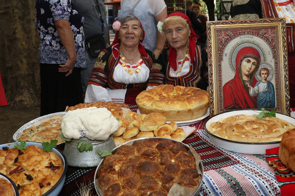 <p>15 август е &ldquo;Успение на Пресвета Богородица&rdquo; и Кюстендил отбелязва &ldquo;Панагия&rdquo; - Въздигане на хляба.</p>