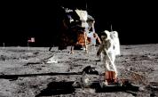  НАСА хранила хлебарки със скали от Луната 