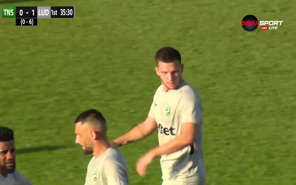 След самостоятелна акция на Якуб Швиерчок по лявото крило, полякът