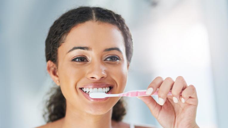  10 натурални метода за избелване на зъбите в домашни условия 