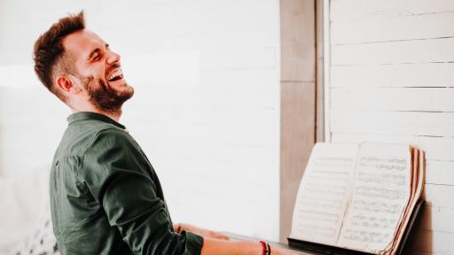  <p><strong>Лудият пианист,</strong> по който интернет пощуря</p> 