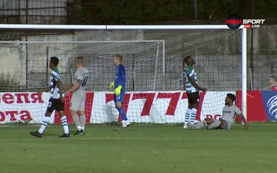 Дан Битон стреля в наказателното поле, топката удари играч на