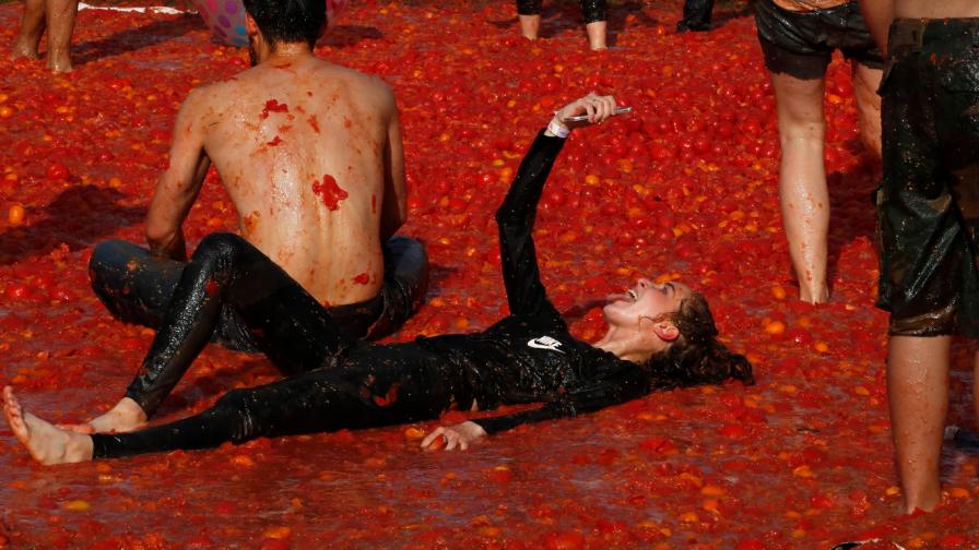  <br> Хора вземат участие в борба с домати, наречена 