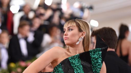  Скандално, Майли Сайръс заживя с жена след развода 