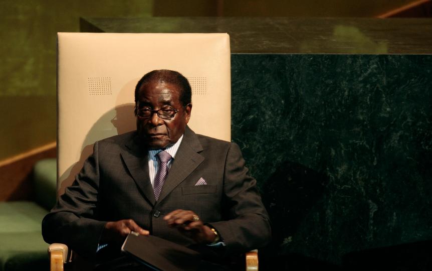 <p><b>Робърт Мугабе - 1994 г.</b></p>

<p>Лидерът на Зимбабве става обект на кралски почести по време на държавното си посещение в кралството преди повече от 20&nbsp;години, включително превоз с карета с кралицата и пищен банкет.</p>

<p>Визитата му се състои въпреки доказателствата за <strong>неговата вина за смъртта на 10 000 души от опозиционни партии</strong>.</p>

<p>Обвиненията срещу Мугабе продължават с фалшифициране на гласове, сплашване и присвояване&nbsp;преди да бъде свален от власт през 2017 г. Той е удостоен с рицарски орден, който му бе отнет през 2008 г.</p>