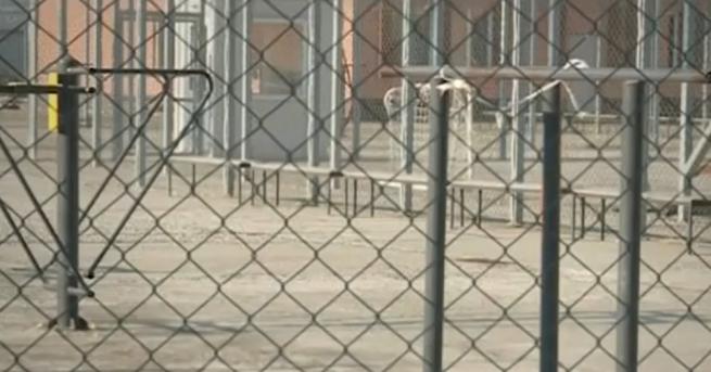 България Директор на затвор В общежитията от открит тип сигурността
