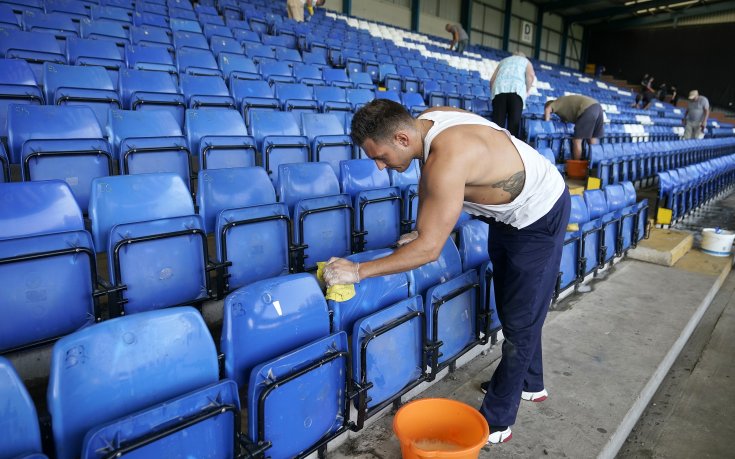 Уникално! Стотици фенове на Бъри грабнаха метли и лопати