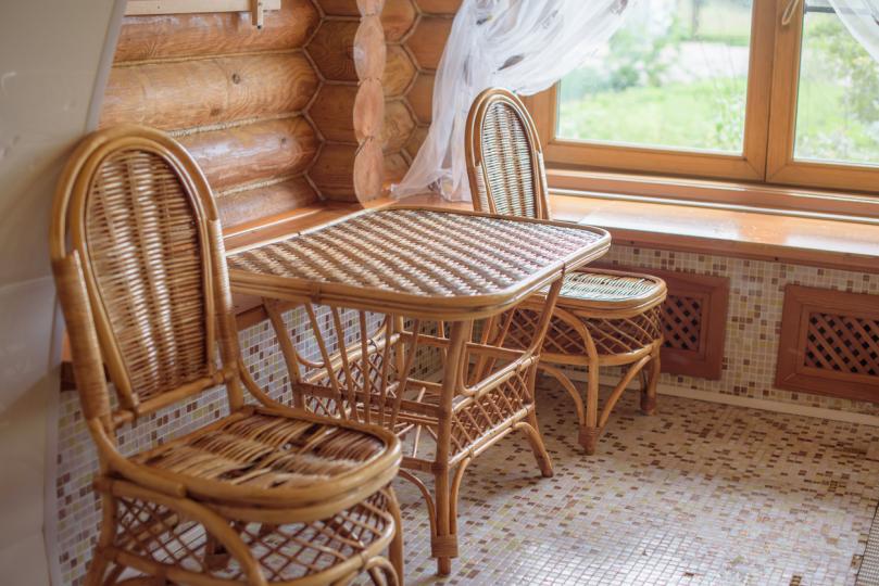 <p><strong>Мебелите от бамбук и плетена ракита</strong> добавят топлина на всяка стая по всяко време от годината.</p>