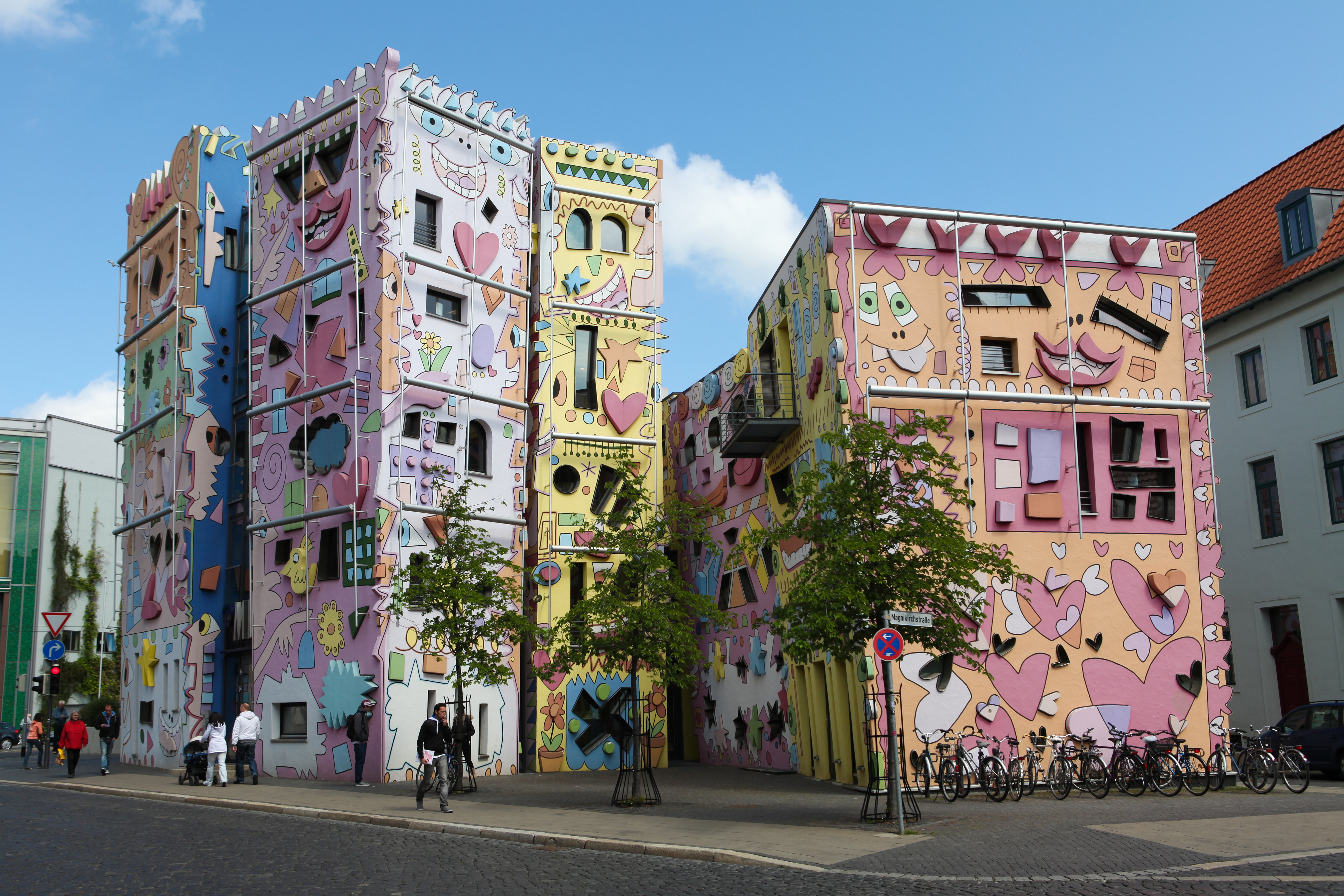 <p>Брауншвайг, Германия</p>

<p>Тази къща, изрисувана от американски художник, противопоставя възгледите на жителите на немското градче. Въпреки това тя със сигурност внася цветно настроение.</p>