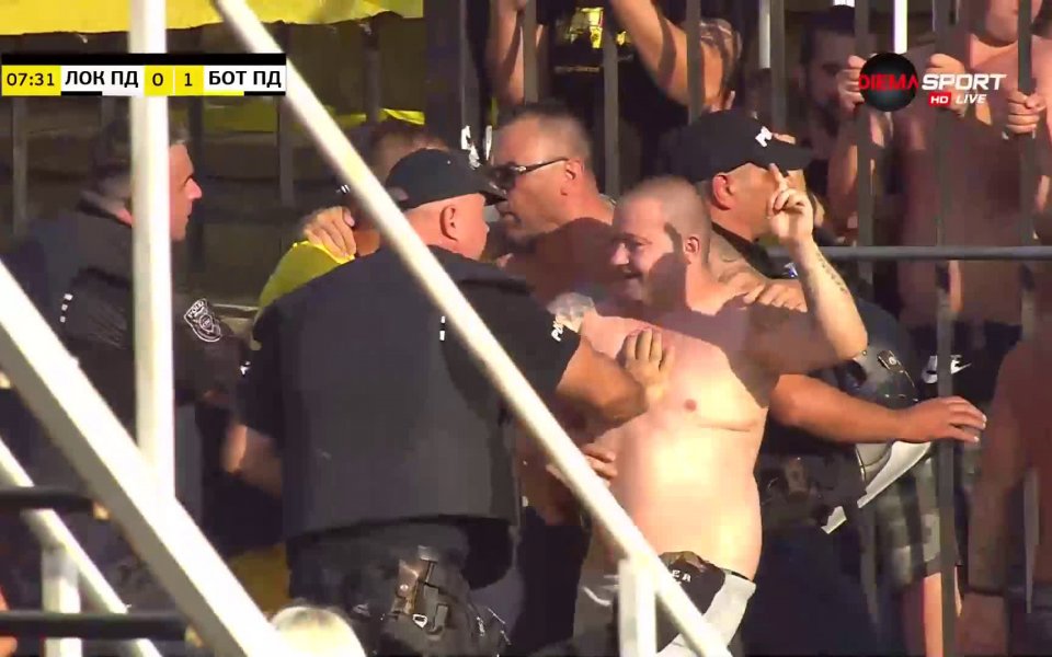 Ботев Пловдив поведе с 1:0 в местното дерби с Локомотив.