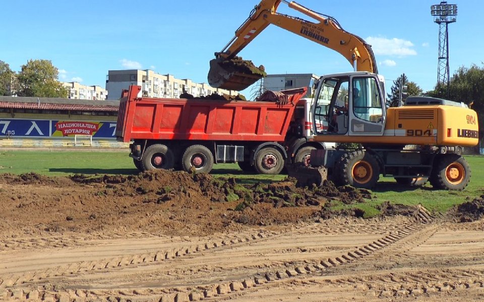 Левски продължава ремонтите по терена около стадион "Георги Аспарухов", съобщиха