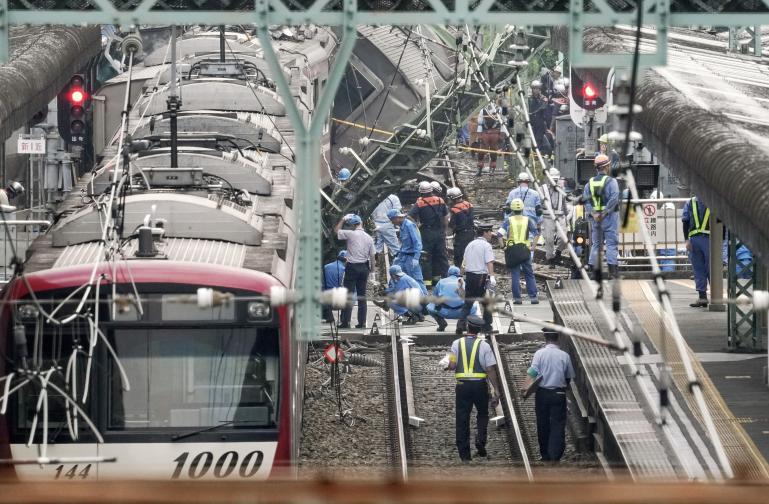 япония влак инцидент камион