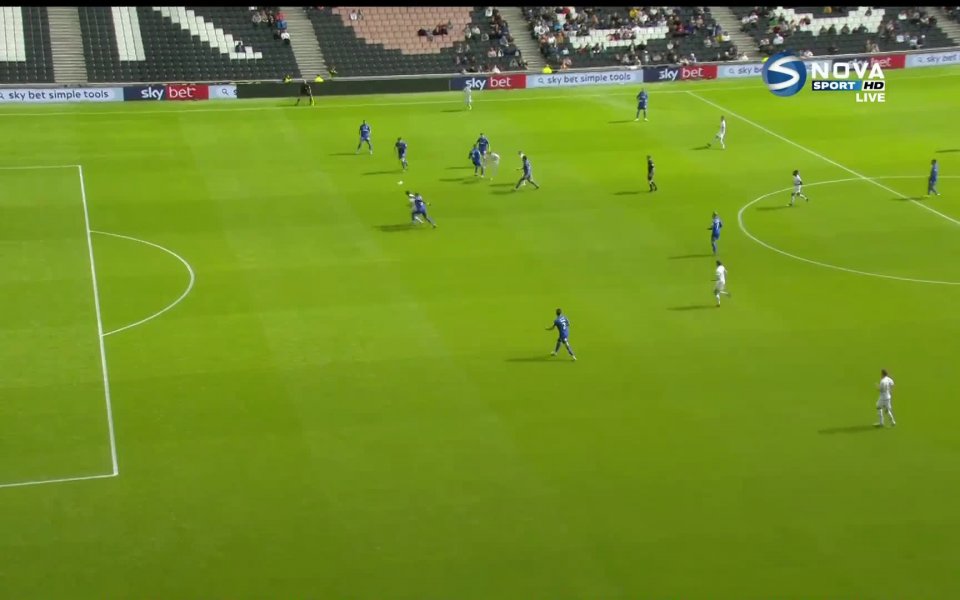 Милтън Кийнс Донс спечели с 2:1 голямото дерби в английската