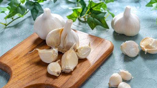  <p>Какво споделя <strong>цветът на храната</strong> за потребните ѝ свойства?</p> 