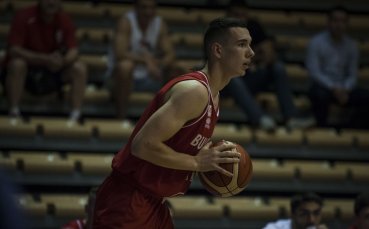 Крилото на националния отбор по баскетбол Йордан Минчев ще продължи