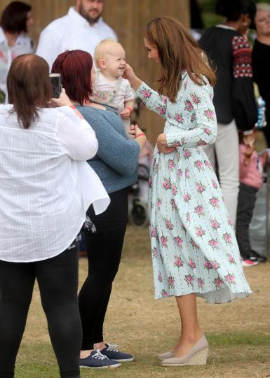 Кейт Мидълтън с флорална рокля и малък обожател - снимка 13