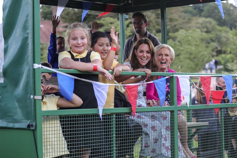 Кейт Мидълтън с флорална рокля и малък обожател - снимка 27